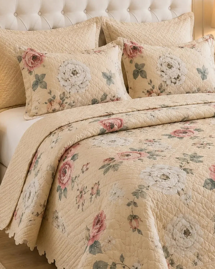 Cubrecama de 5 piezas con bordado floral en tonos beige, detalle de la tela.