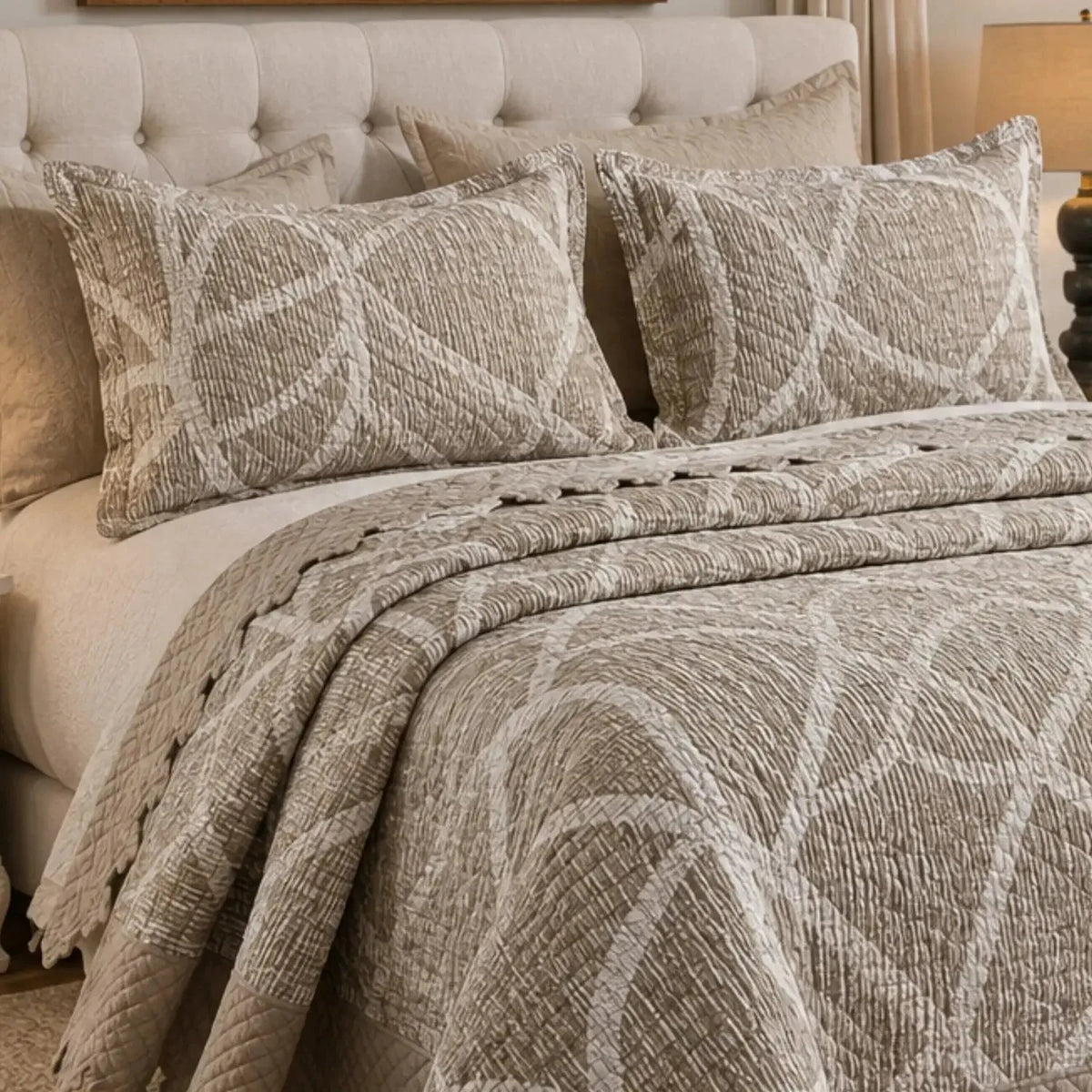 Cubrecama King de 5 piezas Casa Eterna en beige con bordado geométrico, diseño elegante y detalles decorativos.