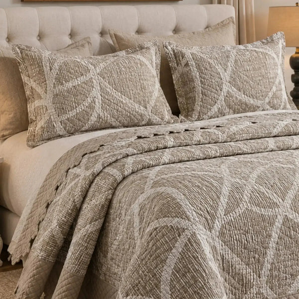 Cubrecama King de 5 piezas Casa Eterna en beige con bordado geométrico, diseño elegante y detalles decorativos.