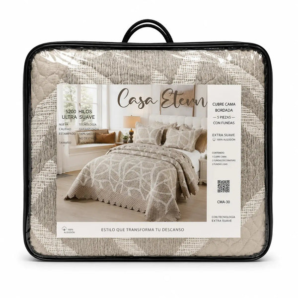 Cubrecama king de 5 piezas de Casa Eterna con bordado geométrico en color beige, resistente y elegante para dormitorio.