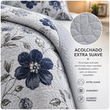 Cubrecama quilt de cama king de 5 piezas con bordado de flores azules, de la marca Casa Eterna, en tonos suaves y elegantes.