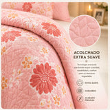 Cubrecama quilt bordado king de 5 piezas con flores rosadas, de la marca Casa Eterna, mostrando el diseño floral en tonos suaves.