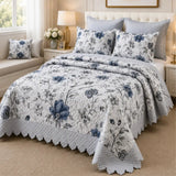 Cubrecama quilt bordado King de 5 piezas con flores azules, de la marca Casa Eterna, en empaque premium.