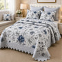 Cubrecama quilt bordado King de 5 piezas con flores azules, de la marca Casa Eterna, en empaque premium.