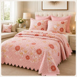 Cubrecama quilt bordado King de 5 piezas con flores rosadas, de la marca Casa Eterna, en empaque premium.