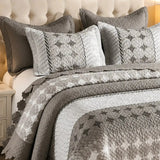 Cubrecama quilt reversible gris de estilo geométrico de 5 piezas de Casa Eterna para cama king size.