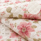 Detalle de cubrecama King de 5 piezas, acolchado y bordado floral rosa de la marca Casa Eterna, para habitación elegante.