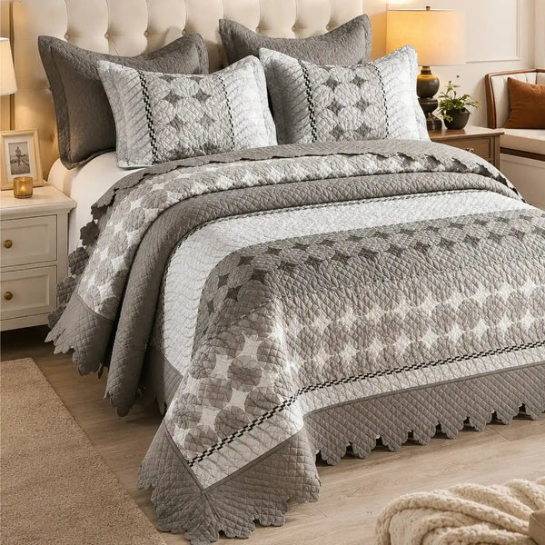Cubrecama quilt bordado King de Casa Eterna con diseño geométrico en gris, 5 piezas, detalles acolchados y acabado premium.