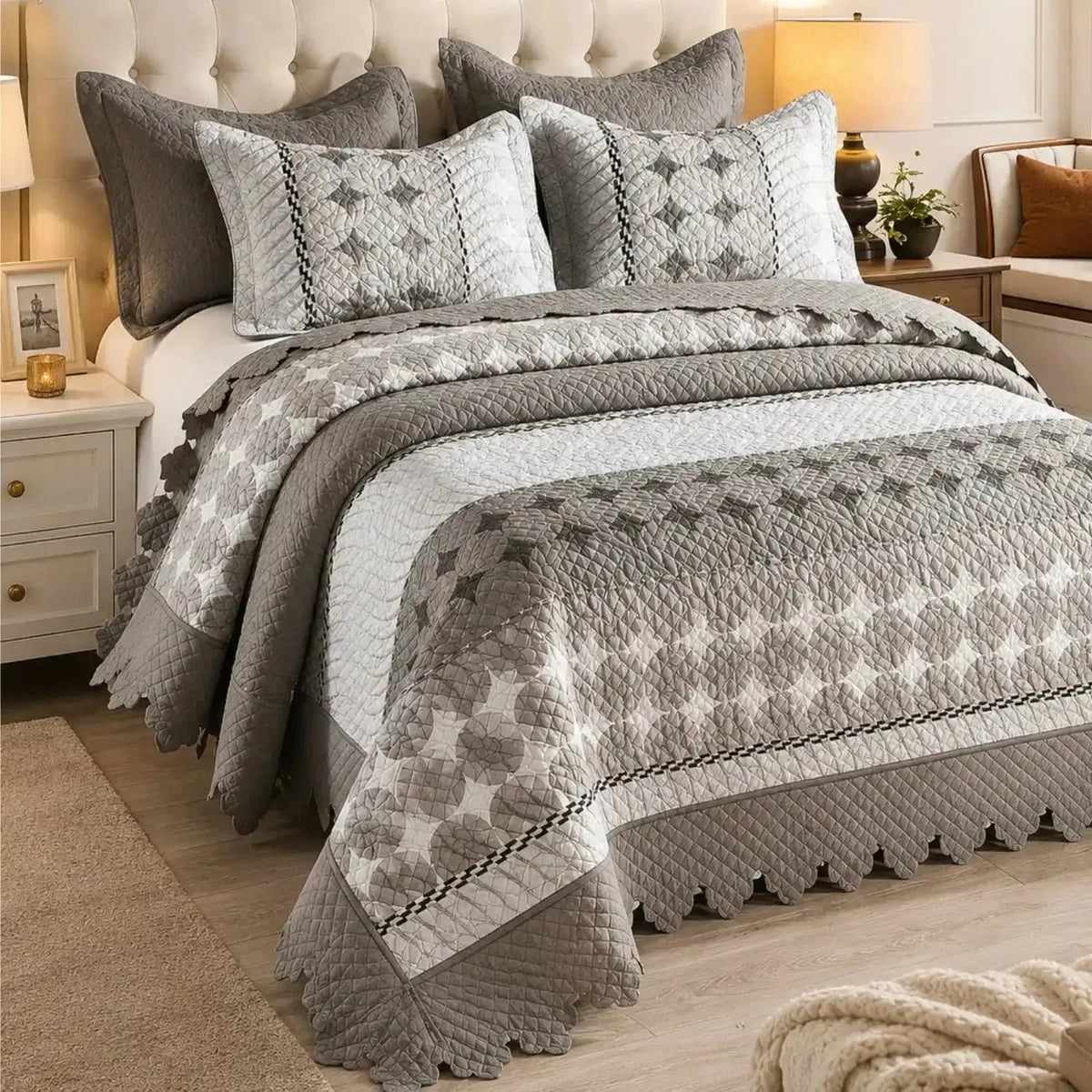 Cubrecama quilt bordado King de Casa Eterna con diseño geométrico en gris, 5 piezas, detalles acolchados y acabado premium.