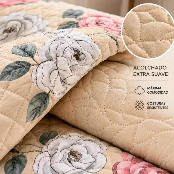 Detalle de la textura acolchada del cubrecama quilt bordado king de Casa Eterna con diseño floral en tonos beige.