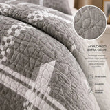 Cubrecama quilt bordado King de 5 piezas en gris con diseño geométrico y textura acolchada, de la marca Casa Eterna.
